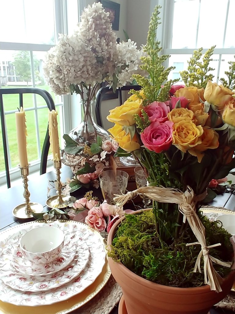 A vase of flowers on a table