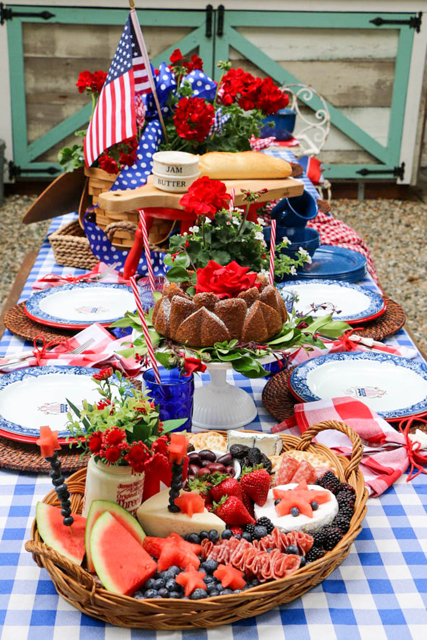 17 Festive Memorial Day Table Decor Ideas That Are Easy - Hen and Horse ...