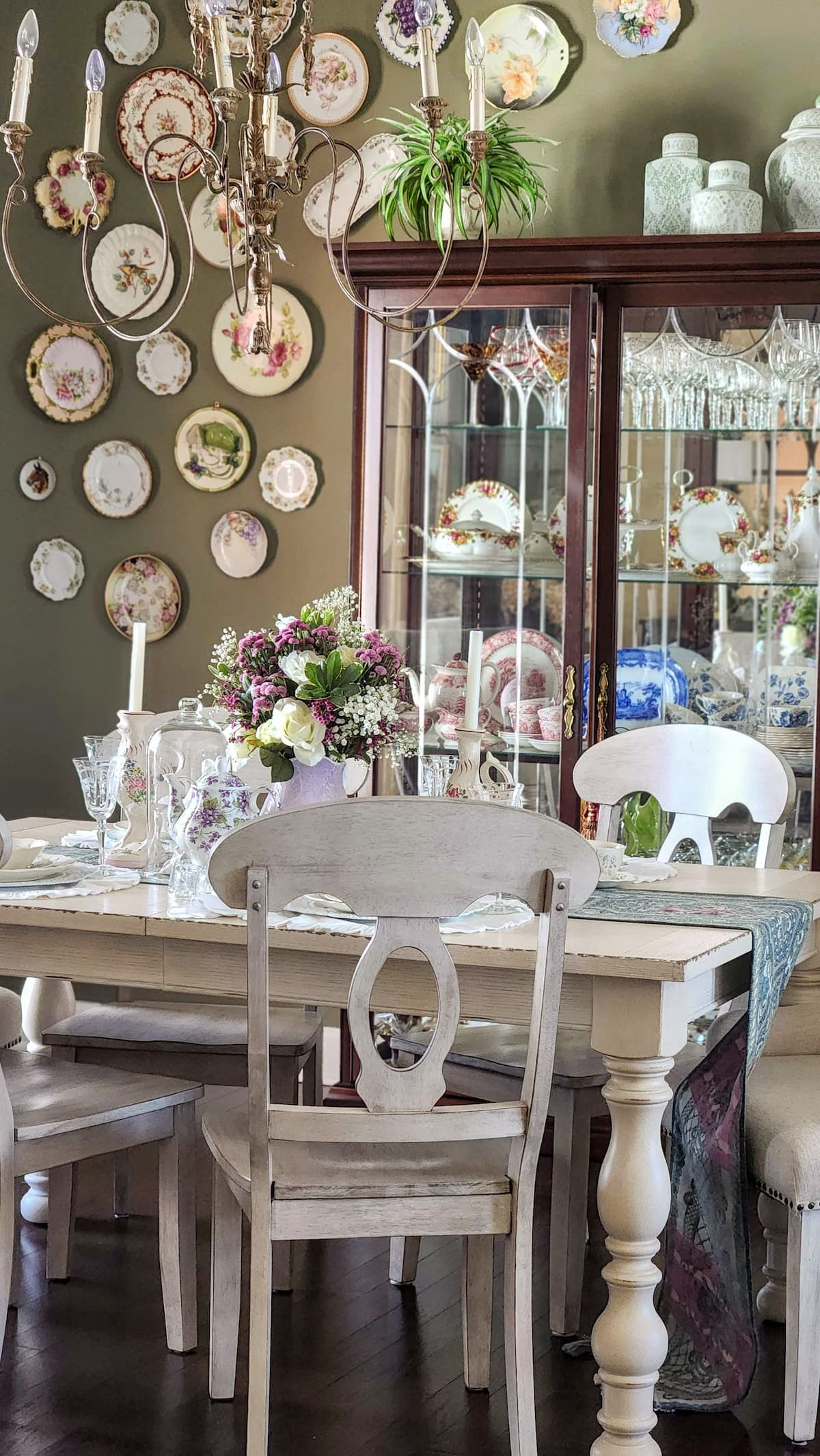 Simple Lavender and Green Inspired Tablescape